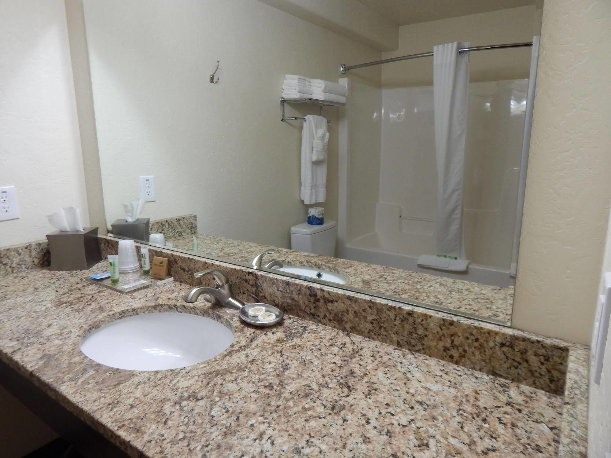 Winterton Suites Williston Eksteriør billede