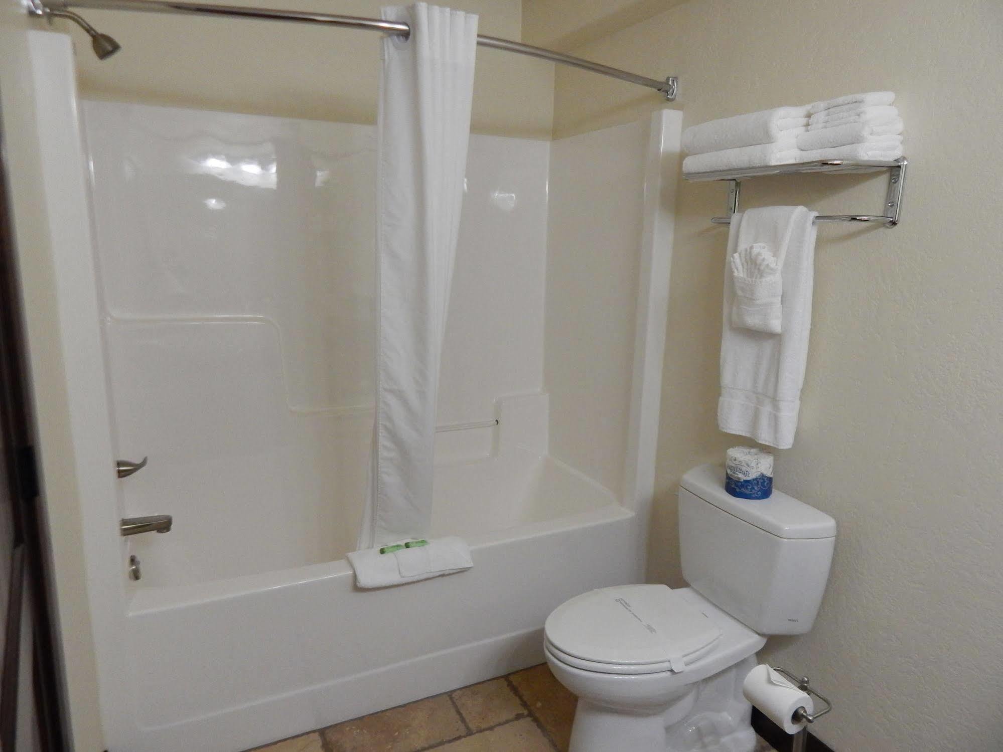 Winterton Suites Williston Eksteriør billede